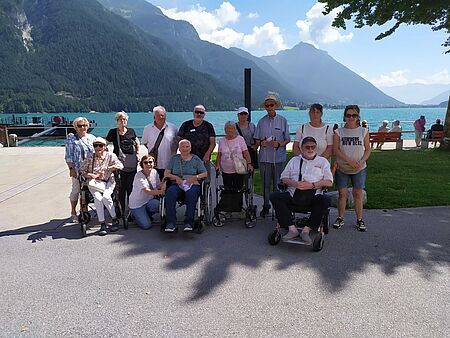 Die Reisegruppe steht vor dem Achensee