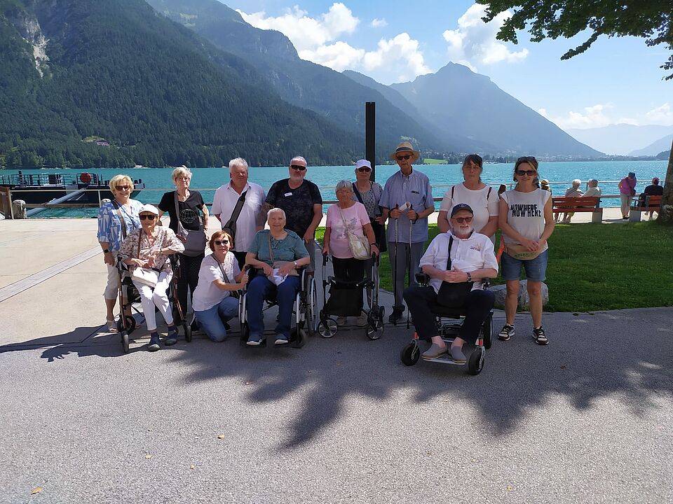 Die Reisegruppe steht vor dem Achensee