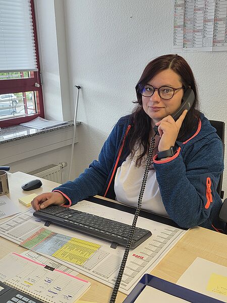 Nadine Siebert am Telefon