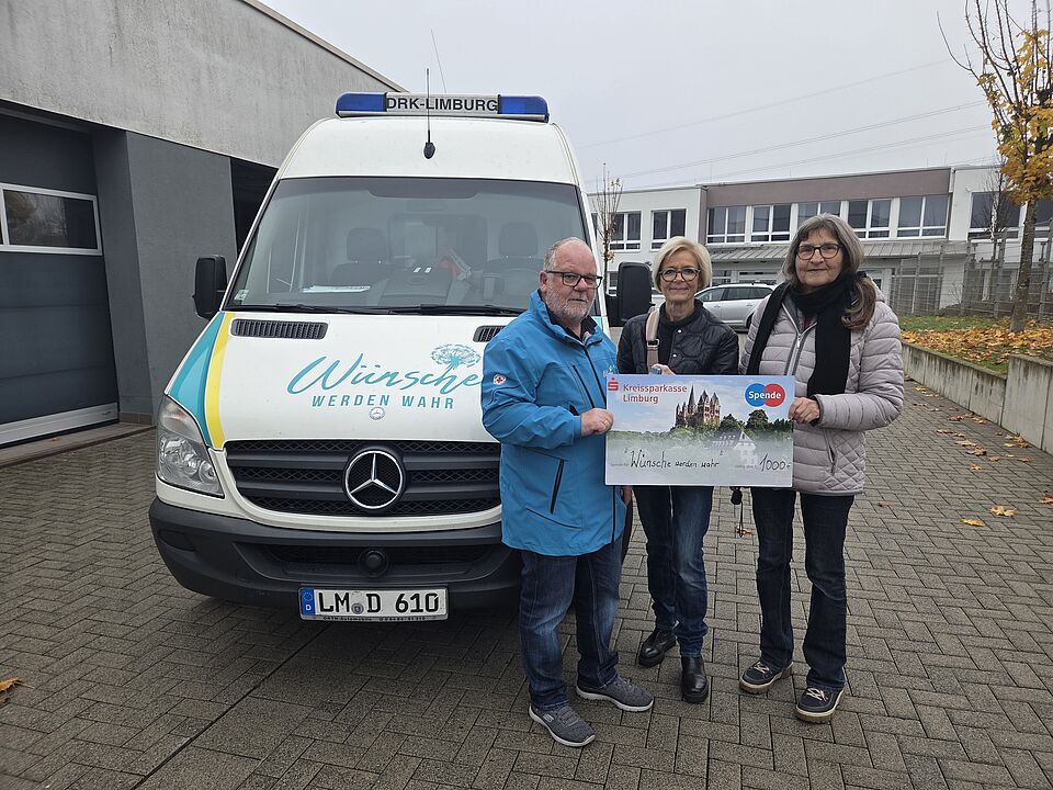 Vor dem WUnschwagen stehen v.l. Helmut Petri mit Ingrid Ramroth und Angelika Förg, mit einem Spendenscheck in der Hand