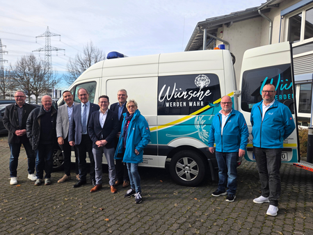 Zahlreiche Unterstützer für unser Projekt "Wünsche werden wahr" stehen vor dem Fahrzeug, mit dem die Fahrten durchgeführt werden. 