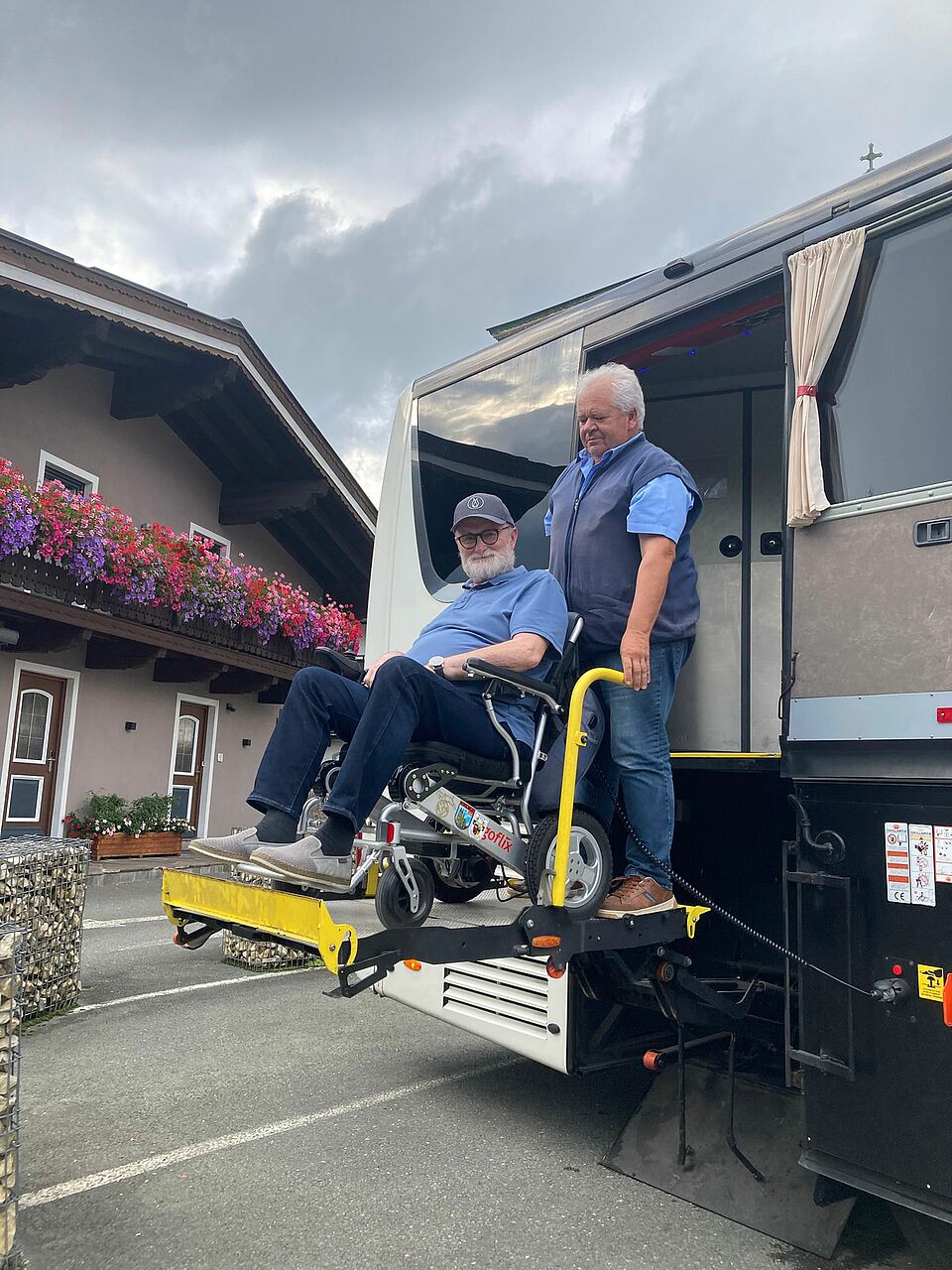 Dank Hebebühne kommt Gerd Krämer gut in und aus den Bus.