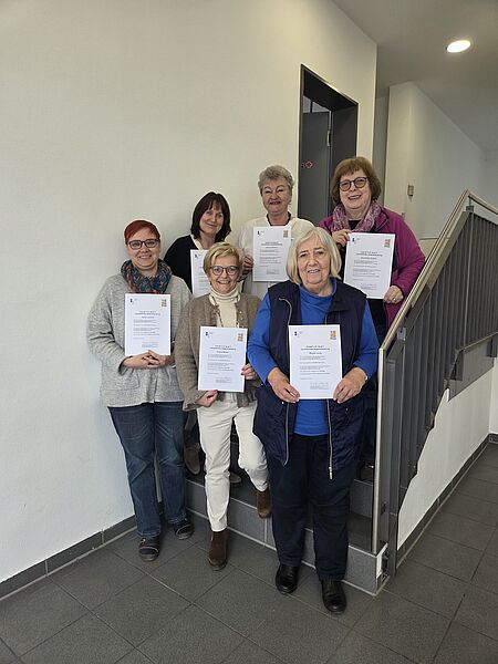 Sechs Frauen freuen sich über ihre Zertifizierung als Gedächtnistrainerinnen.