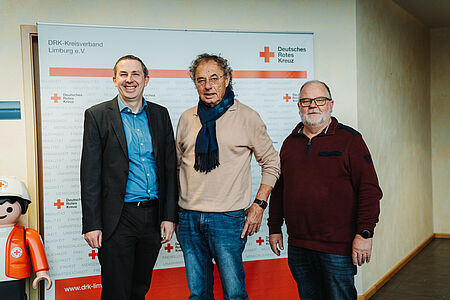 Oliver Senzig, Geschäftsführer PVS Limburg-Lahn GmbH (v.l.) übergibt die Schlüssel für das Gebäude an Mandfred Michel, Vorsitzender, und Helmut Petri, stv. Vorsitzender vom DRK-Kreisverband